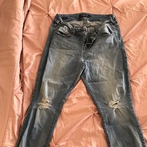 Torrid light wash distressed jegging